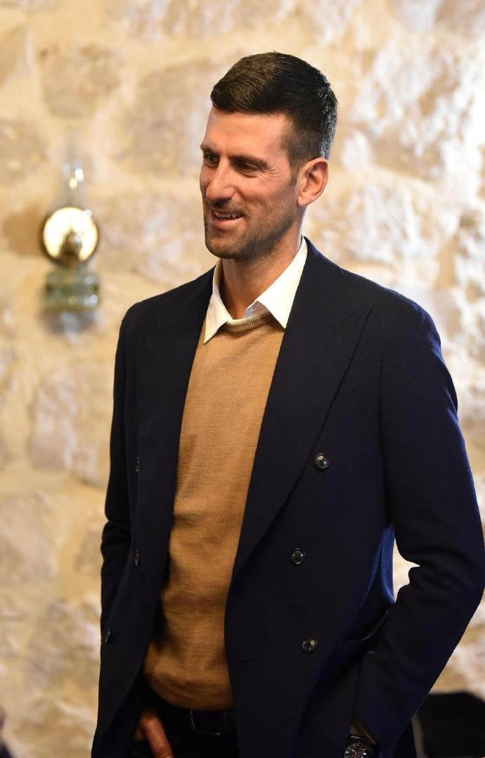 德约科维奇重返赛场，败北首场状态出色，阿森纳观众沸腾！